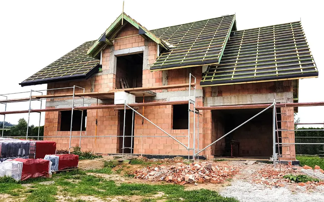 Cât costă să construiești o casă la roșu în Moldova în 2026? Vezi prețul orientativ pe m², exemple pentru case de 100–200 m² și ce influențează costul.